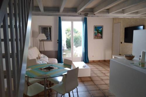 Joli studio indépendant avec jardin et piscine partagés - Location saisonnière - Mortagne-sur-Gironde
