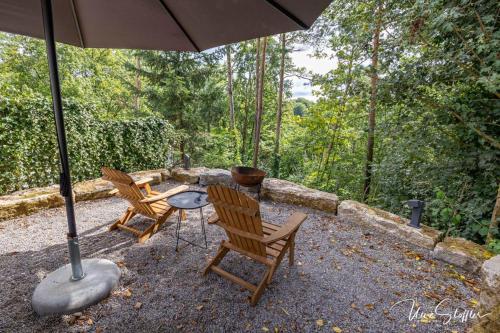 Freistehendes Ferienhaus Schrat mit Kamin in idyllischer Lage am Waldrand unterhalb eines Wellness-Hotels - Blaufelden