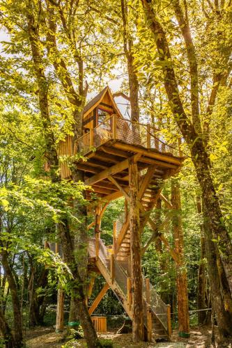 Cabanes dans les arbres avec spa Lot et Dordogne