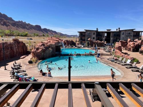 Sage Creek E11 - Amazing Pool and 2 Hot Tubs - 3rd Level with Elevator!
