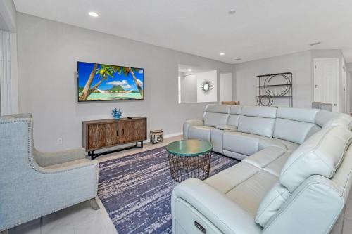Near Disney - 9BR Resort Mansion - Private Pool Hot Tub and BBQ! - image 5