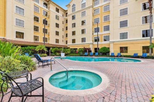 Near Disney - 1BR with Two Queen Beds - Pool and Hot Tub - image 10