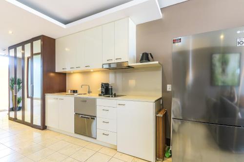 Kitchen, Santai Sands - with Sea and Mountain Glimpses! in Kingscliff