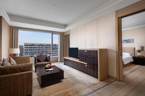 318425518 Crowne Plaza Guangzhou Huadu by IHG - Free Shuttle bus between hotel to Exhibition Center During Canton Fair