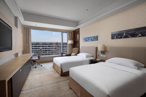 318425521 Crowne Plaza Guangzhou Huadu by IHG - Free Shuttle bus between hotel to Exhibition Center During Canton Fair