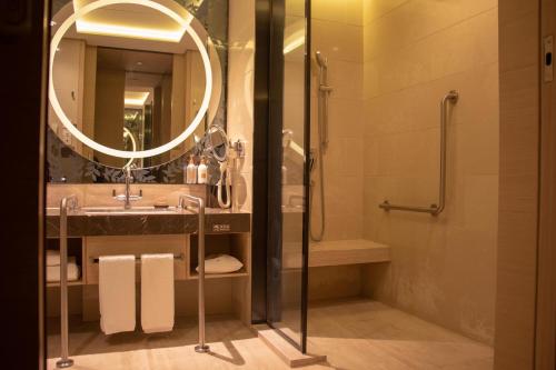 318425527 Crowne Plaza Guangzhou Huadu by IHG - Free Shuttle bus between hotel to Exhibition Center During Canton Fair