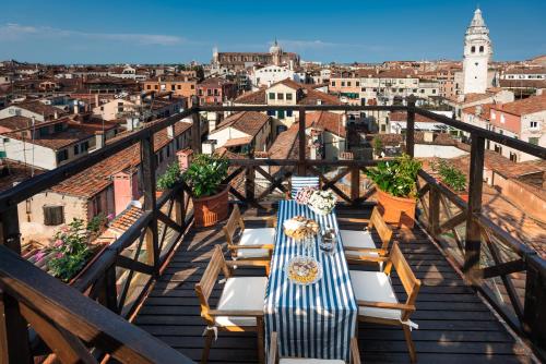 Penthouse with Rooftop Terrace and 360 Views of Venice - Venice5th, Венеция