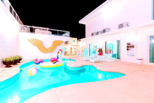 Beach Party Villa with 11BR, 3 Pools, Maid incl.