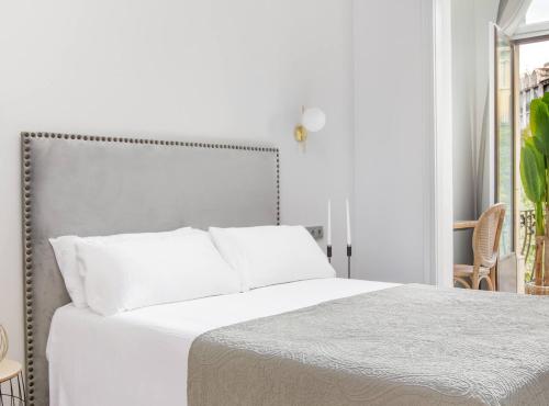 Double Room with Balcony image 10