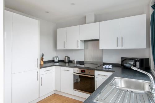 Konyha, HQ ApartHotel Farnborough in Farnborough