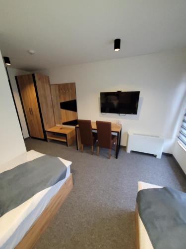 Standard Twin Room image 9