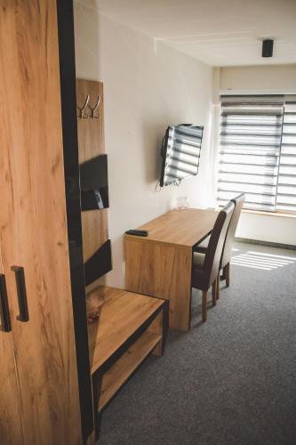 Standard Twin Room image 8