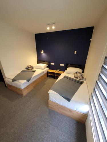 Standard Twin Room image 5