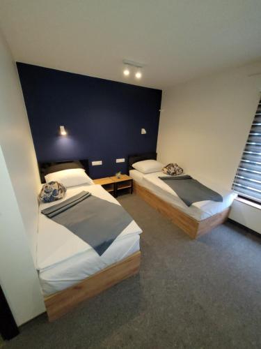 Standard Twin Room image 2