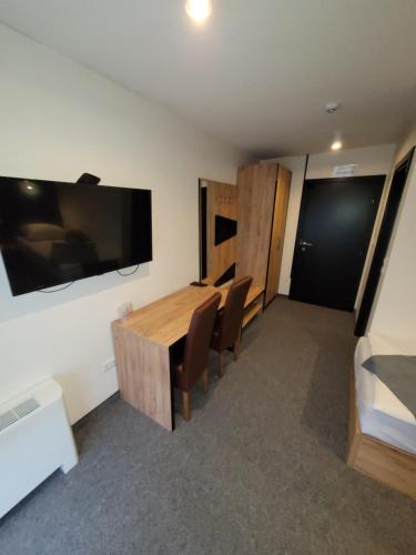 Standard Twin Room image 1