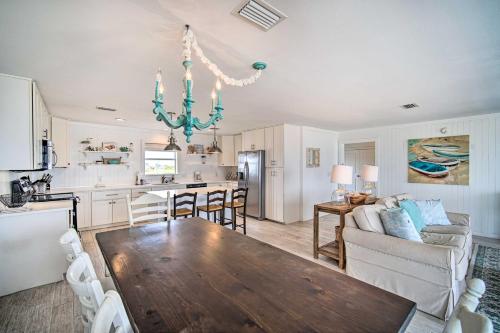 Sunny Gulf Shores Haven, 3 Mi to Fort Morgan! in Fort Morgan