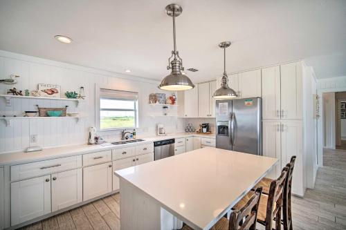 Sunny Gulf Shores Haven, 3 Mi to Fort Morgan! in Fort Morgan