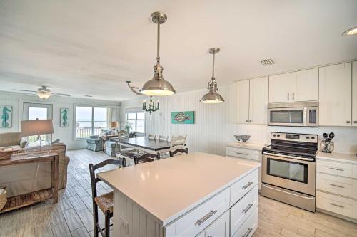 Sunny Gulf Shores Haven, 3 Mi to Fort Morgan! in Fort Morgan