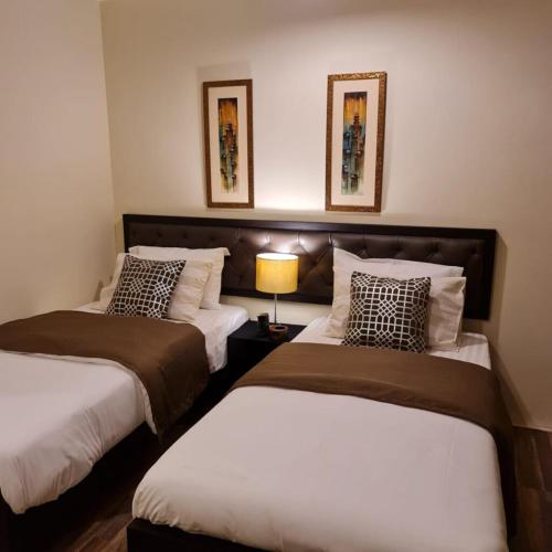 2 twin beds