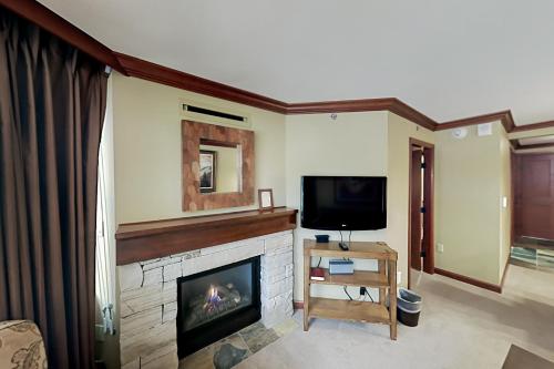 Resort at Squaw Creek - Ski-In Ski-Out Pools Gym condo - image 4