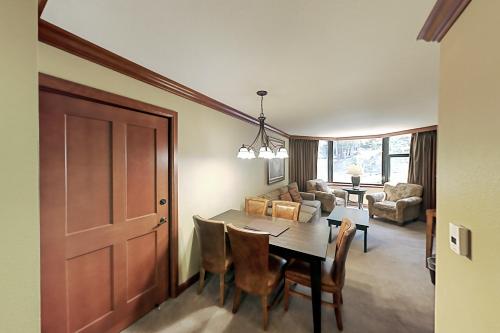 Resort at Squaw Creek - Ski-In Ski-Out Pools Gym condo - image 6