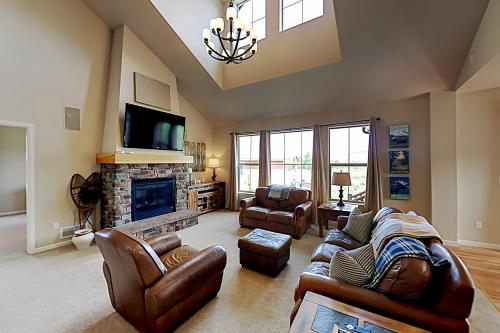Custom Retreat - 2-Car Garage - Pool & Hot Tub home - image 5