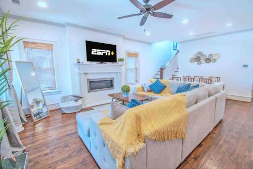 Luxury Executive Home - 300 yds from Katy Trail