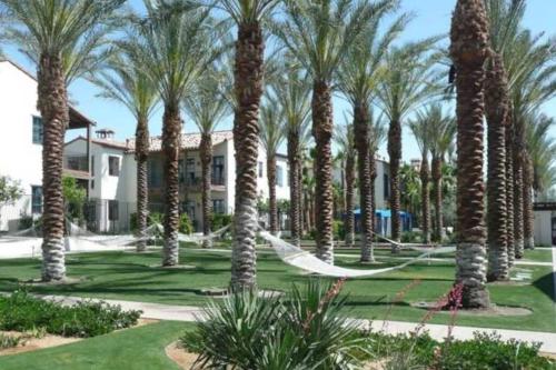 Luxurious Villa with Majestic Mountain View, 12 Pools, Spas, Ground Floor in La Quinta, USA