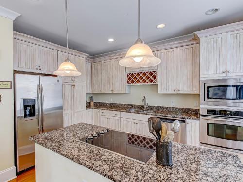 Heated Pool Access Elevator Walking Distance to Beach Restaurants and Shopping! - image 7
