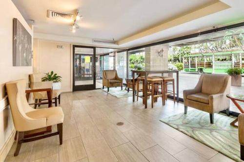 Poolside Cabana Suite - Walk out and Pool in Backyard - 7 Beds for your Group - 2 Parking Spots