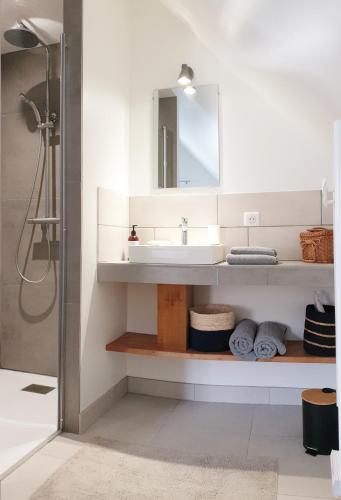 Zuhanyzó, La Croix au Maitre in Coulanges-la-Vineuse