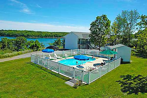 สระว่ายน้ำ, Ledges By the Bay in ร็อกพอร์ท (ME)