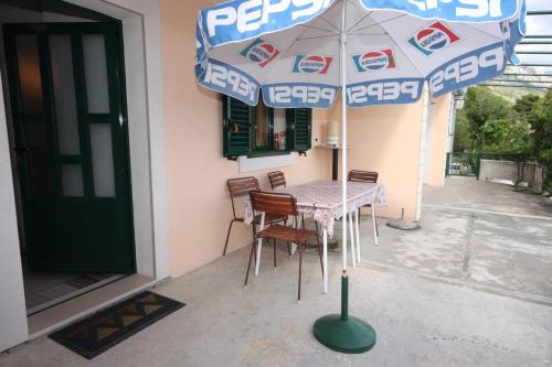 Apartments with a parking space Brela, Makarska - 6884