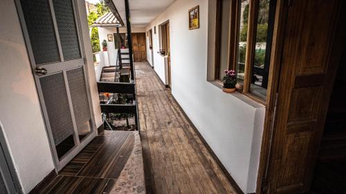 陽台/露台, MAMA GREEN HOSTAL - Eco Andean Experience and Permaculture Farm - Vegetarian Breakfast in 烏魯班巴鎮中心