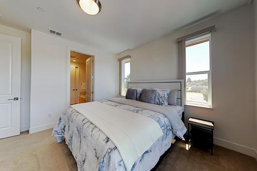 Wine Country Escape - Deck AC Walk to Trails townhouse - image 10