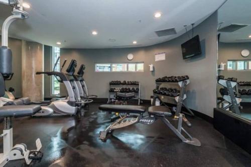 Lovely one-bedroom apartment with swiming pool, hot-tube and gym in central location