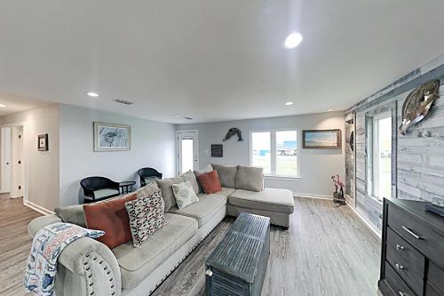 Renovated Cove Harbor Hideaway - Minutes to Town home - image 3