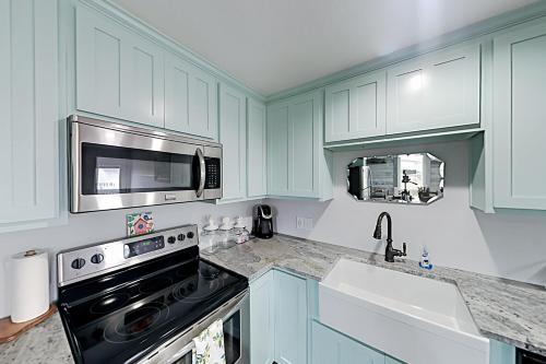 Renovated Cove Harbor Hideaway - Minutes to Town home - image 8