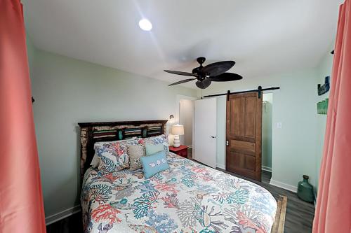 Renovated Cove Harbor Hideaway - Minutes to Town home - image 9