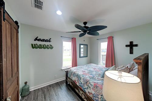 Renovated Cove Harbor Hideaway - Minutes to Town home - image 10