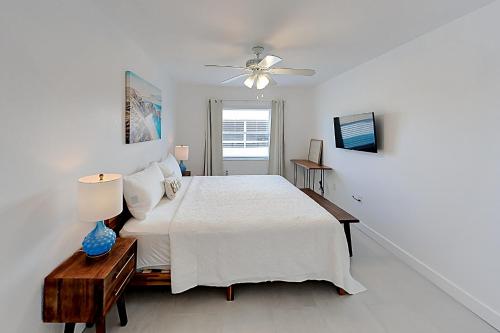 Comfy Seaclusion - Gourmet Kitchen - Walk to Beach condo - image 7