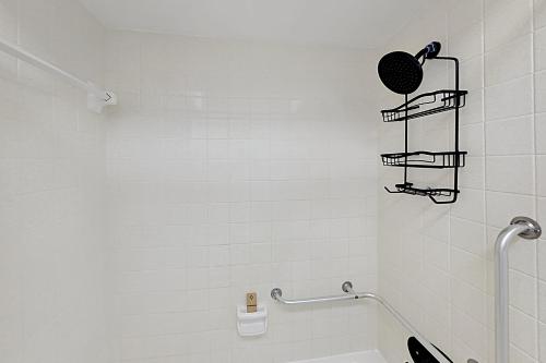 Comfy Seaclusion - Gourmet Kitchen - Walk to Beach condo - image 10