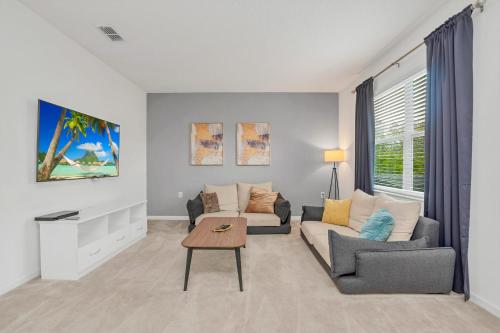 6BR Resort Home - Near Disney - Private Pool and Hot Tub! - image 10