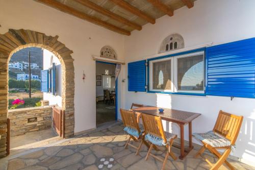  Traditional house by the sea in Istérnia