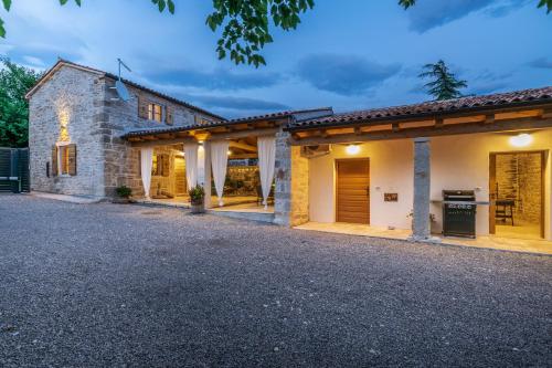  Honey house in Jural