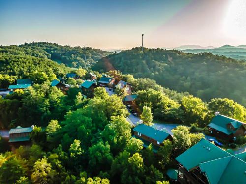 Cozy log cabin!! In heart of PF & close to the Smokies in Pigeon Forge, USA