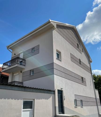 2 bedrooms, 6 beds