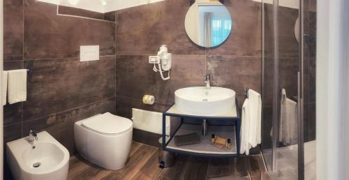 Twin Room with Private Bathroom image 10