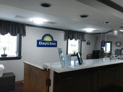 Days Inn by Wyndham Amherst - Hotel