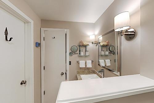 Ski-In Dual-Suites at Woodbridge - Hot Tub & Pool condo - image 11